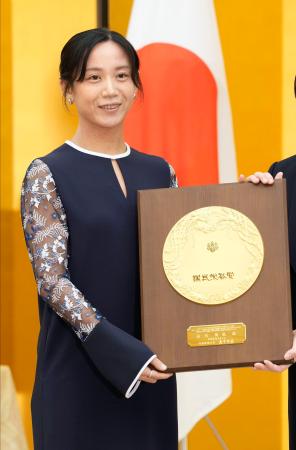 国民栄誉賞表彰式で、盾を手にするスピードスケートの高木美帆さん＝４日午後、首相官邸 