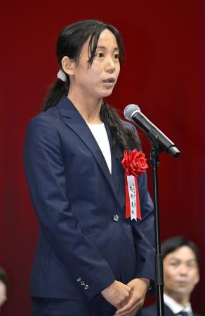「上月スポーツ賞」の表彰式で謝辞を述べる、スピードスケート女子五輪メダリストの高木美帆さん＝１日、東京都内 