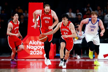 日本―台湾　第１クオーター、攻め込む高島（右から２人目）＝ＩＧアリーナ 