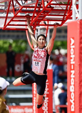女子個人準決勝　障害物レースに出場した内田美咲＝安城市総合運動公園 