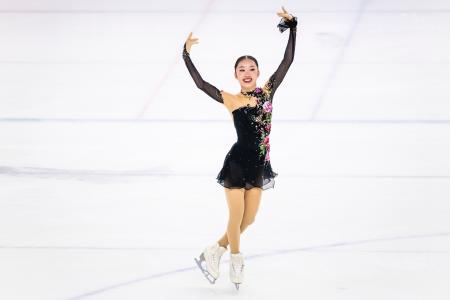 フィギュアスケートのジュニア・グランプリ（ＧＰ）シリーズのトルコ大会で、女子ショートプログラム（ＳＰ）首位となった岡田芽依＝１７日、アンカラ（国際スケート連盟提供・ゲッティ＝共同） 