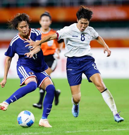 サッカー女子の日本戦で競り合う台湾代表の田中麻帆（右）＝２１日、静岡スタジアム 