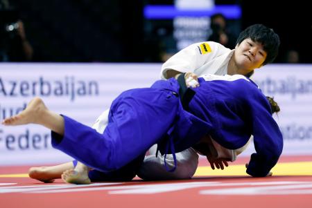 女子６３キロ級決勝　イスラエル選手（下）を攻める嘉重春樺。２連覇を果たした＝バクー（共同） 