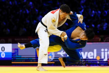 男子９０キロ級決勝　田嶋剛希（右）と対戦する村尾三四郎＝バクー（共同） 
