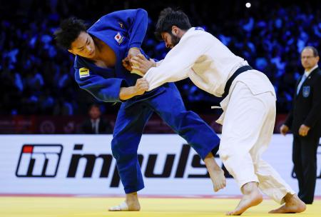 男子１００キロ級決勝　イリア・スラマニゼ（右）を攻める新井道大。敗れて銀メダルに終わった＝バクー（共同） 
