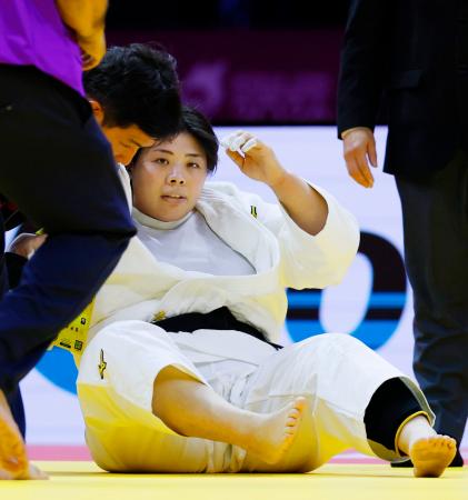 女子７８キロ超級１回戦でベアトリス・ソウザに敗れた素根輝＝バクー（共同） 