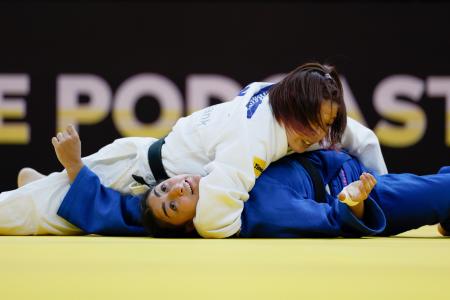 混合団体２回戦女子５７キロ級　アゼルバイジャン選手（下）に一本勝ちした玉置桃＝バクー（共同） 