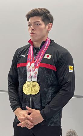 帰国し、成田空港で取材に応じる柔道男子９０キロ級の村尾三四郎＝１３日 
