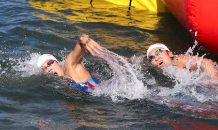 オープンウオーター日本選手権の女子１０キロで力泳する蝦名愛梨（左）と梶本一花＝千葉県館山市 