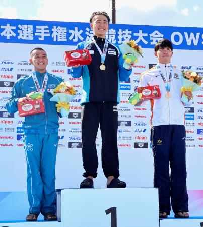 オープンウオーター日本選手権の男子５キロで優勝した今福和志（中央）＝千葉県館山市 