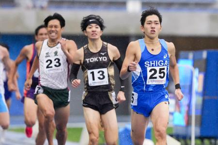 成年男子８００メートル決勝　力走する落合晃（２５）。１分４５秒２１で優勝した＝カクヒログループアスレチックスタジアム 