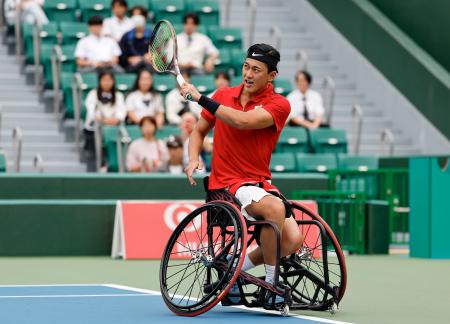 男子シングルス２回戦　カザフスタン選手と対戦する小田凱人＝名古屋市東山公園ＴＣ 