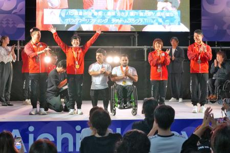 メダリストとの交流イベントで、歓声に応える柔道女子５２キロ級（全盲）で金メダルに輝いた半谷静香（左から２人目）ら＝２０日夜、名古屋市 