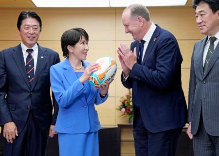 ワールドラグビーのロビンソン会長（中央右）と面会した高市首相（同左）＝２３日午後、首相官邸 