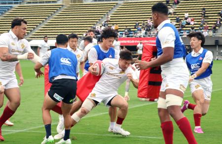 フィジー戦に向けて前日練習するラグビー男子日本代表の松永（中央手前）ら＝秩父宮ラグビー場 