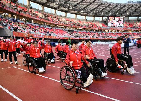 愛知・名古屋アジアパラ大会の閉会式が行われるパロマ瑞穂スタジアムに入場する日本選手団＝２４日 
