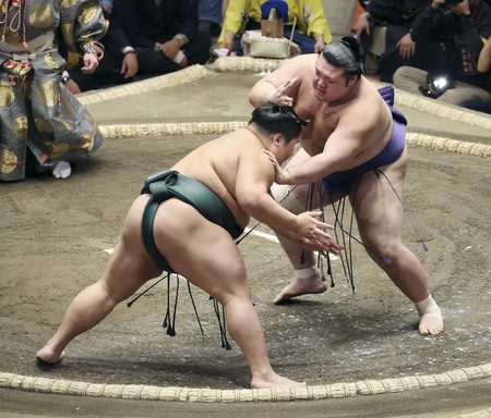 豊山(右)が押し出しで大翔丸を破る=両国国技館