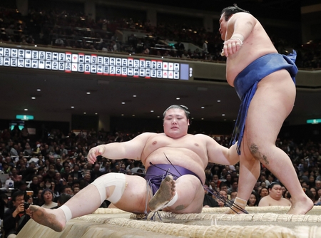 千代の国に首投げで敗れた豊山=両国国技館