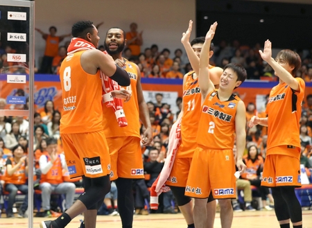 試合後、喜びを分かち合う新潟の選手たち=21日、アオーレ長岡