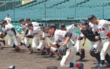 土浦日大 はつらつ、白球追う 甲子園練習