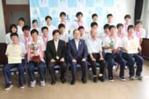 徳山高専バレー部が周南市長に「一丸で全国制覇」報告