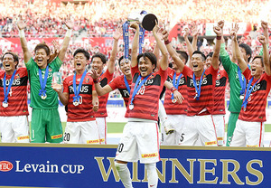 浦和、ルヴァン杯V…李「おめでとう」 待ちわびた優勝カップ掲げる