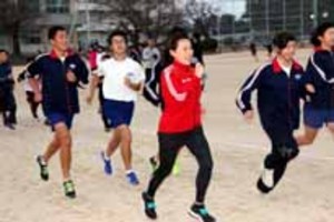 下関海響マラソン・尾崎好美さん 小中学生を熱血指導