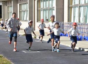 五輪トライアスロンの田山、児童と持久走