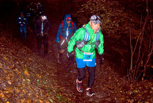 山中走るトレイルラン、宿泊増など経済効果 登山道損傷も