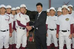 オリックス 飯田、母校常総で入団報告 活躍誓う
