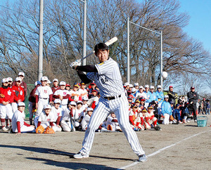 楽天・銀次と阪神・原口が野球教室 少年歓声「憧れ」