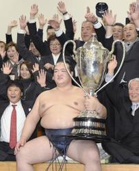 大相撲・稀勢の里、横綱確実 日本出身19年ぶり