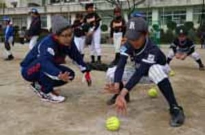 ソフトボール 実業団現役選手が周南で児童に熱血指導