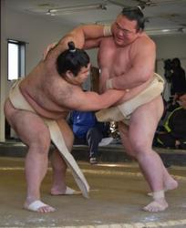 大相撲 新横綱、春場所へ本格始動 高安と激しく17番