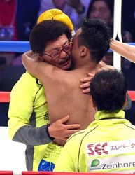 比嘉、ボクシング世界王者に 「わんもカンムリワシないん」