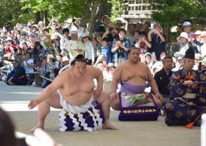 稀勢の里、鹿島神宮で土俵入り 茨城県内初披露に大歓声