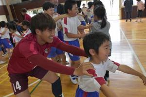 J1鹿島 児童と交流 ホームタウン訪問 鉾田でスタート