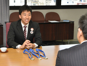 ボルダリング 渡部、W杯優勝を三重県知事に報告