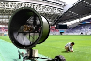 サッカー ノエスタ最後の天然芝保全へ “新兵器”投入